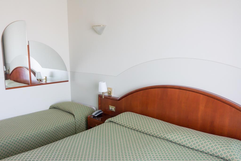 Hotel Porto Azzurro Sirmione Chambre photo